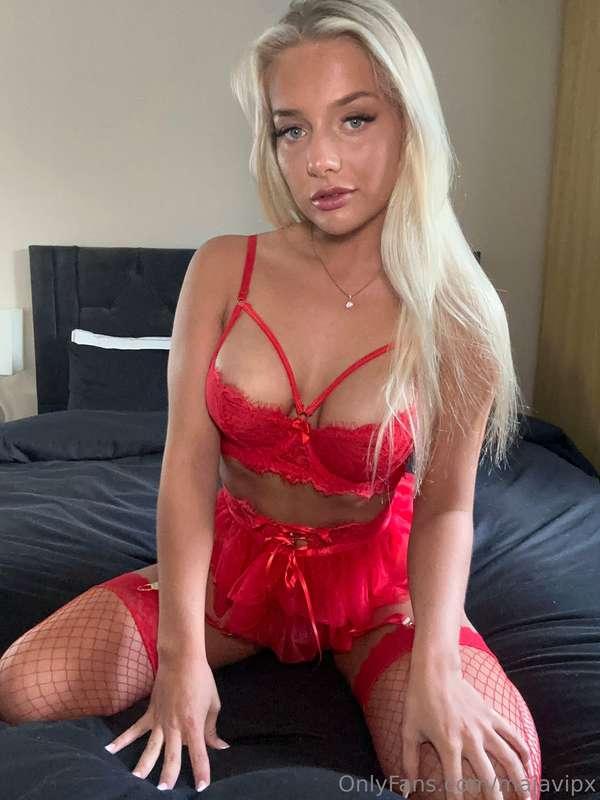 Hit the LIKE Button if you think you can make me CUM😈