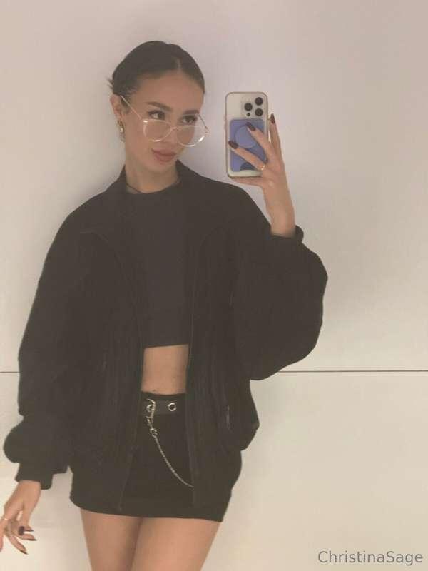 I hope this picture distracts you all day 👀