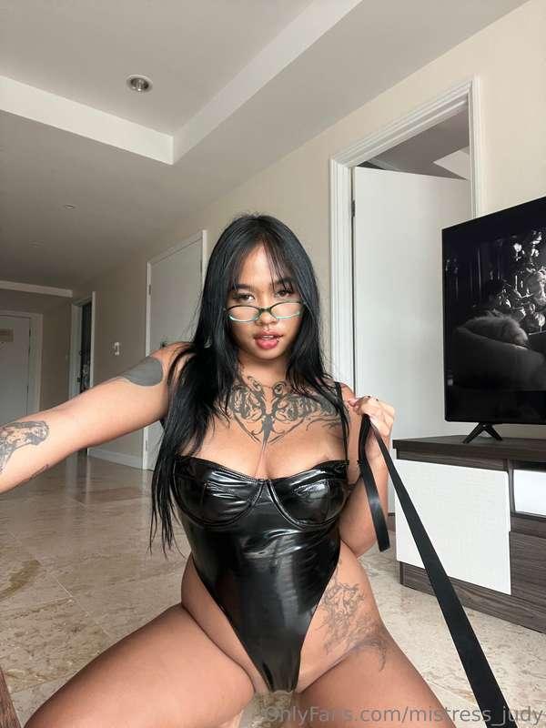 I just love seeing you on a leash 🤤