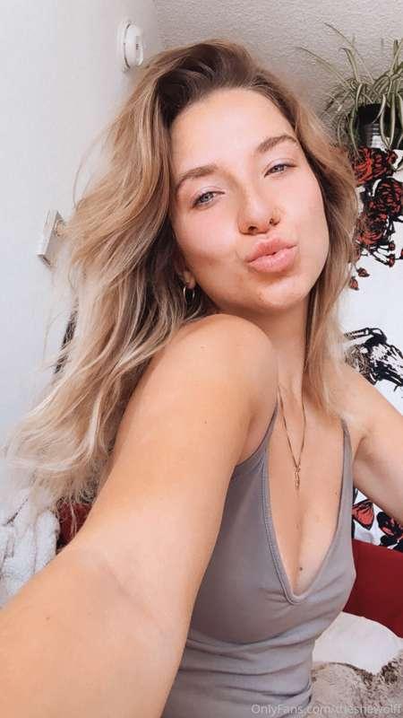 Fresh faced and feeling good about today ☀️ How's your day? ..