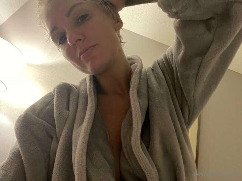 Morning 🥰
Send a 5$ tip if you want to see what’s under my r..
