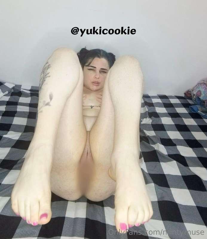 This bitch @yukicookie likes to get cum right in her tight h..