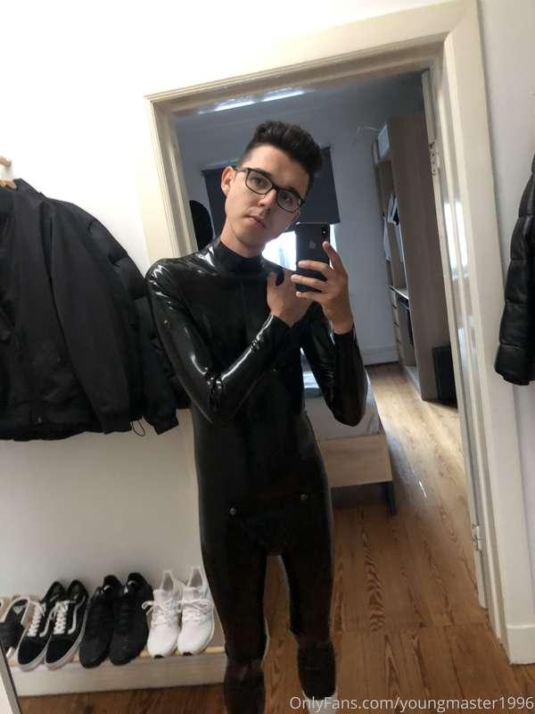 Who likes to serve the master in a full rubber suit? 😈😏
