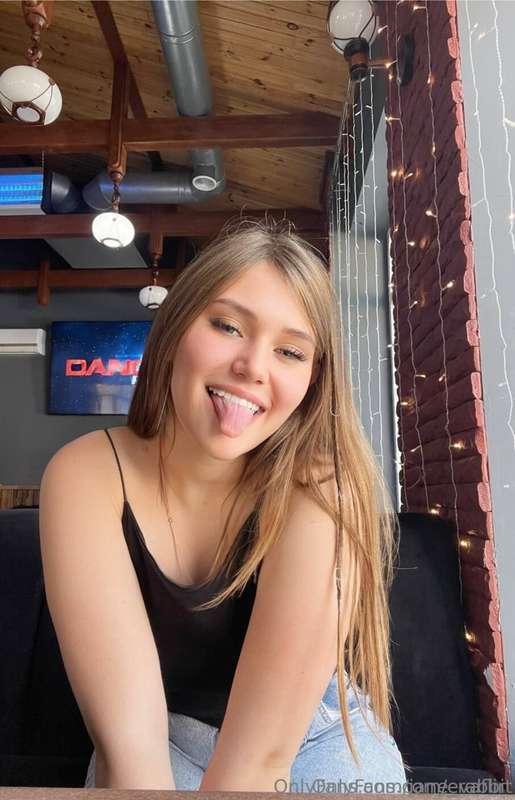 DO YOU WANT TO CUM?💦💦 Look at her👅mouth @jane_rabbit wants t..