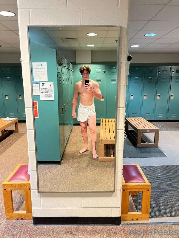 Sauna sweat🥵

Can’t post spicy content but I can send throug..
