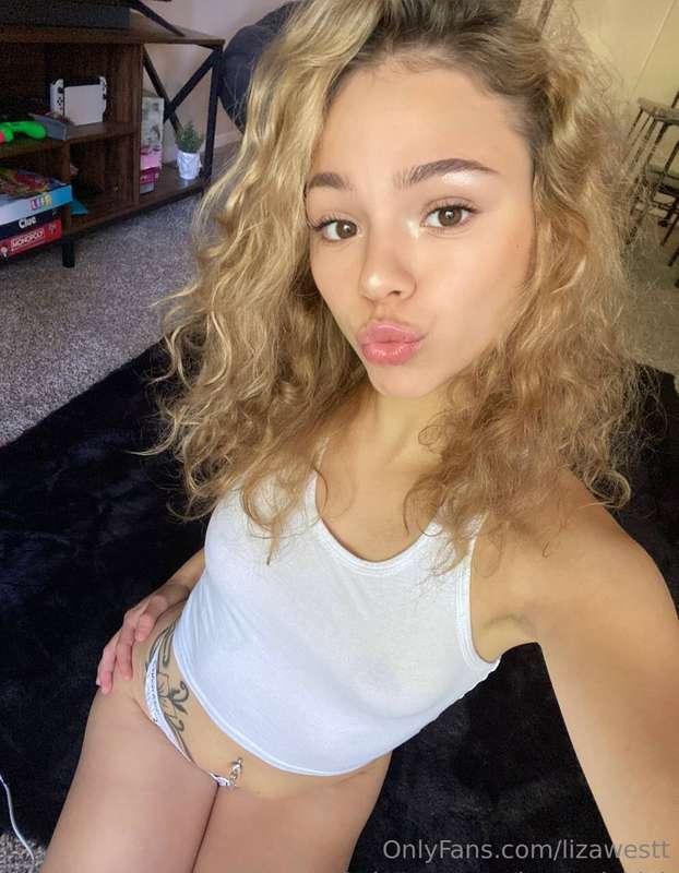 The hottest girl in my college dorms just made her OF!! 😳🔞 @..