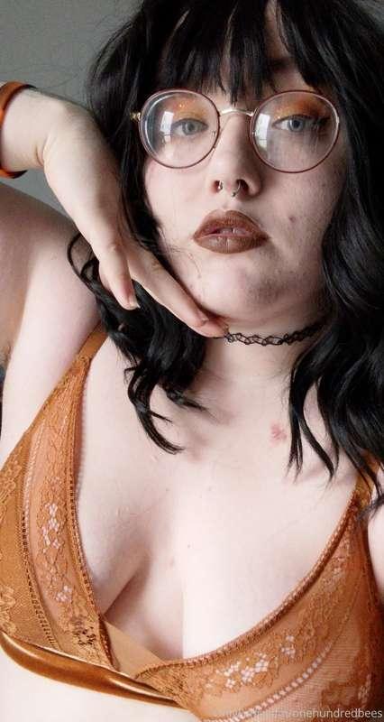 Hello Only Fans! 
I'm putting on two different sets today. ✨