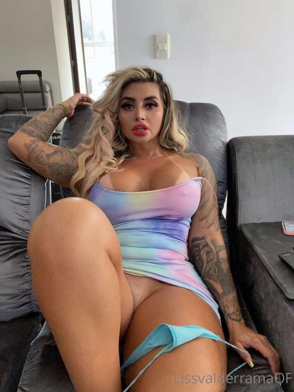 He llegado muy cansada del trabajo ! Y me estorba la ropa … ..