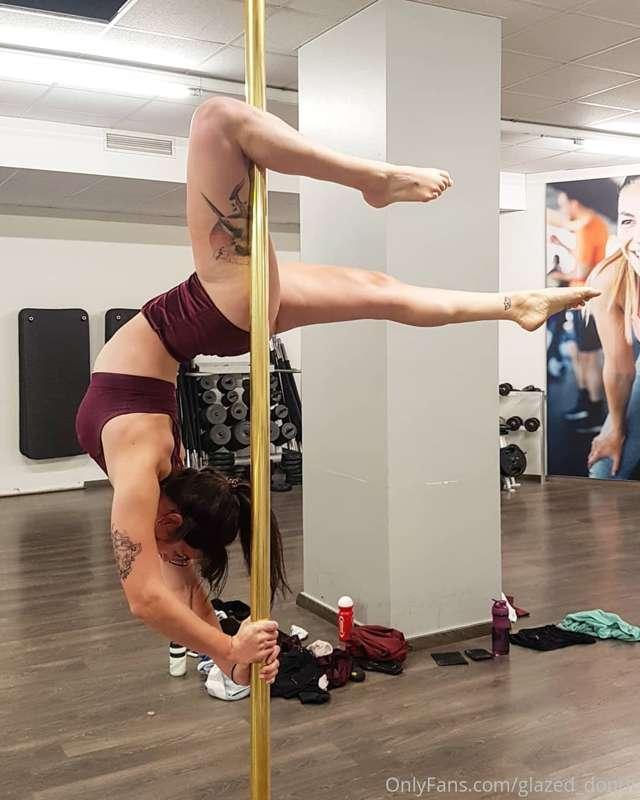 Love a strong move 💪❤ who loves women with muscles?