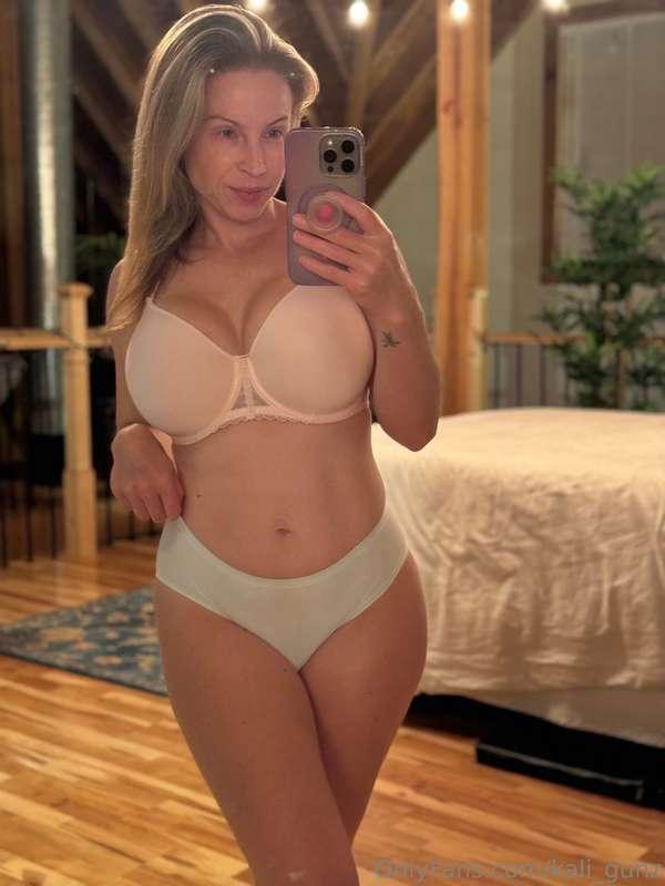 Swipe 👉🏻 cause i want to make you feel tingly things in your..