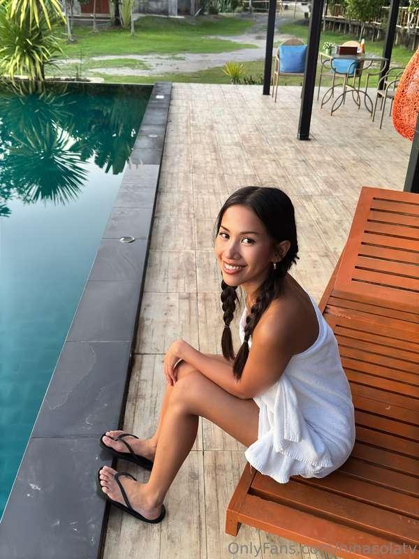 Chilling by the pool hehehe wish you all a good day ahead 😘