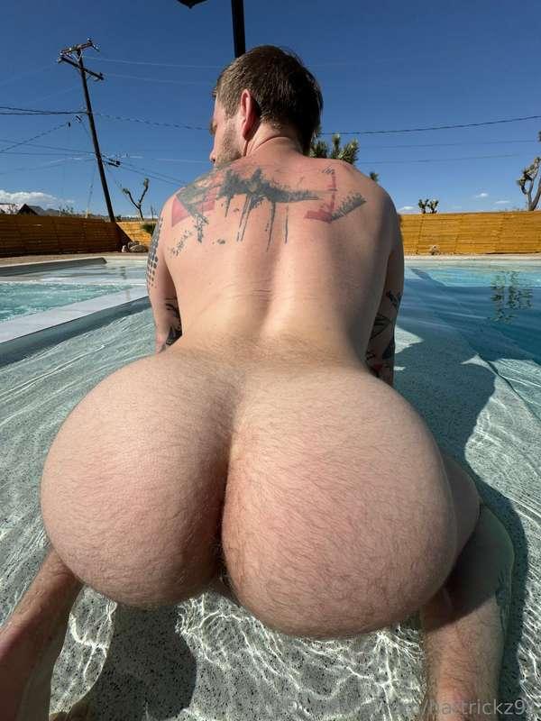 Would you eat my ass in the pool? 