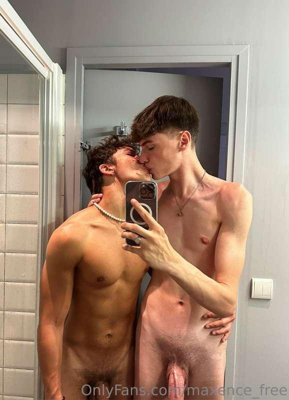 🚨 Hey guys! 🚨 

 New very hot video with my boyfriend of 4mi..