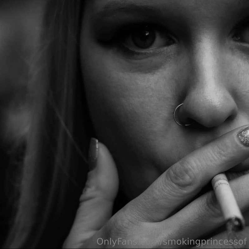 Let me smoke for you...💕 . #favblondesmoker