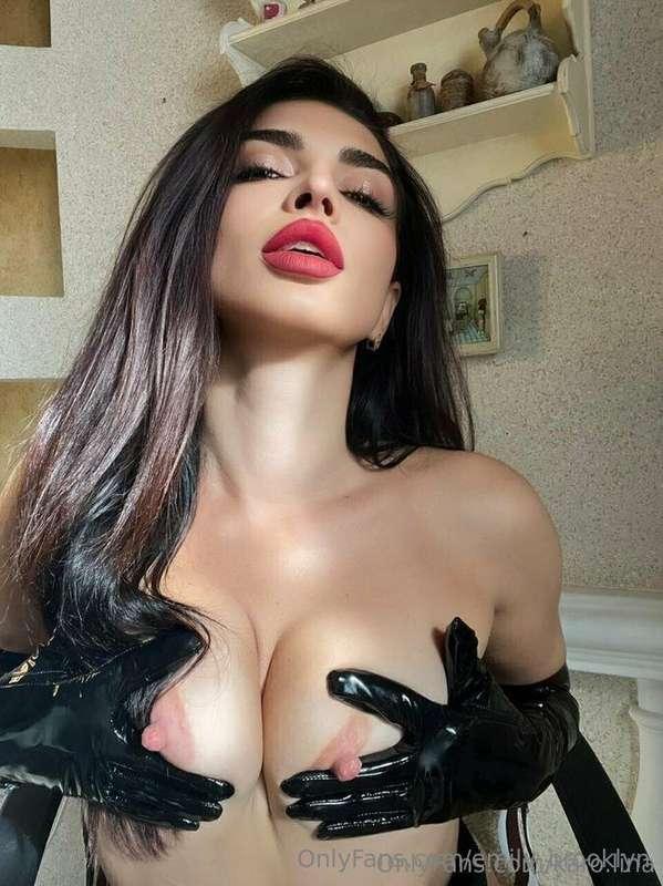 @carolina-main this dirty slut 🥰 wants you to come inside he..