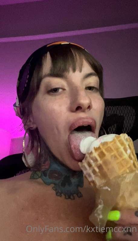 Watch me eat my ice creeeam🍦