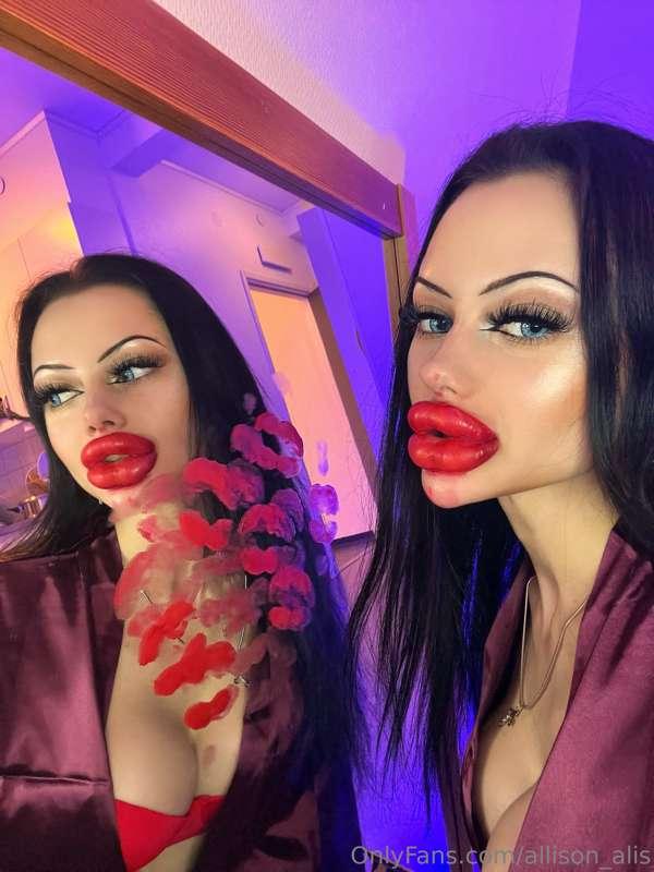 New kissing video 😘
Applying red lipstick and lipgloss 💄
Mul..