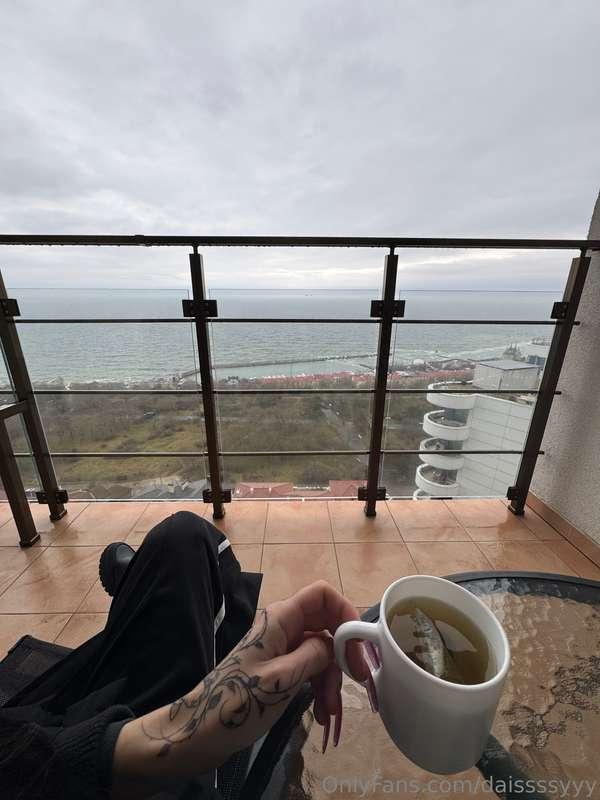 Just tea and stillness. Exactly what I needed 😘