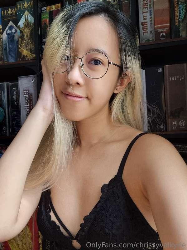 Come play some board games with your girlfriend~ 😉💘