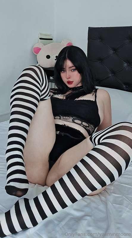 Un poco tímida pero puedo quitarme la ropa para ti ><💕