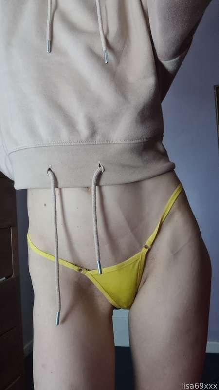 Hoping you wanted to see more of that yellow bikini and my hoodie 💛 
Just one or two photos 😅

#bikini #hoodie #anal #plug #analplug #buttplug  #pierced 