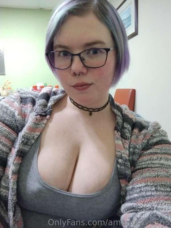 January 2022
You know you love big tits 😏