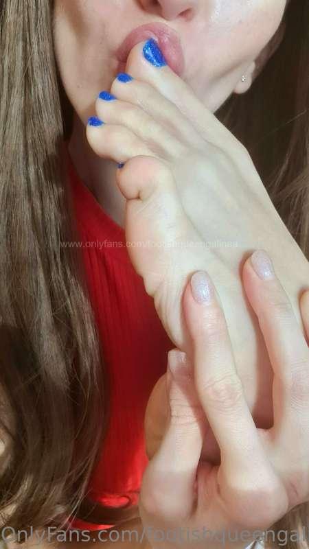 Kiss, suck or lick? What is it for you? ;)
Swipe ➡️ for a li..