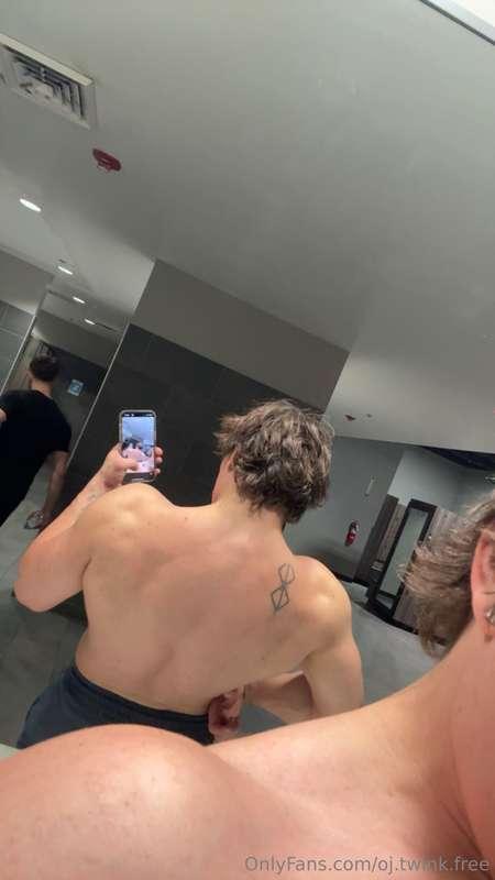 hey guys! meet my friend leo 🤭 hes 19 yo and i met him at a ..