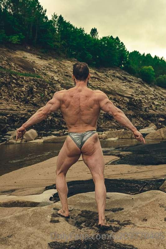 Hanging around by the woods looking for the wolf 🐺
De paseo ..
