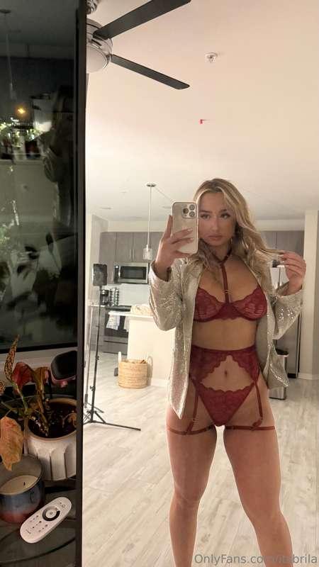 Mirror mirror on the wall, who’s the hottest of them all? 😘