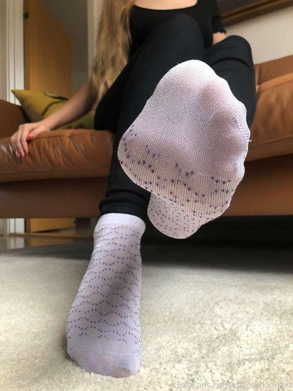 9 PICS
ft. foot soles, crossed legs, close-up, POV, purple a..
