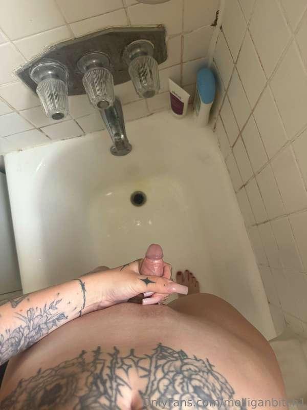 Bathroom dick pics 👅