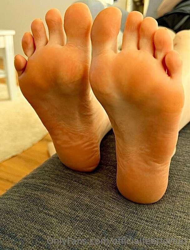 Wanna cum on my soles? 😏