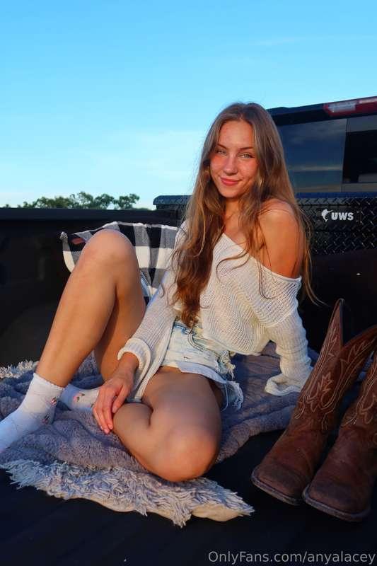 would you take me on a tailgate date?🌙💛