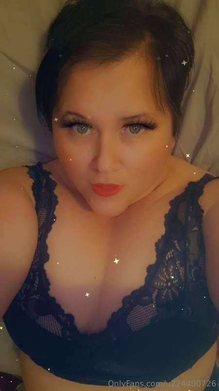 Oh baby let me look deeper into your eyes as u fuck me. Mmm ..