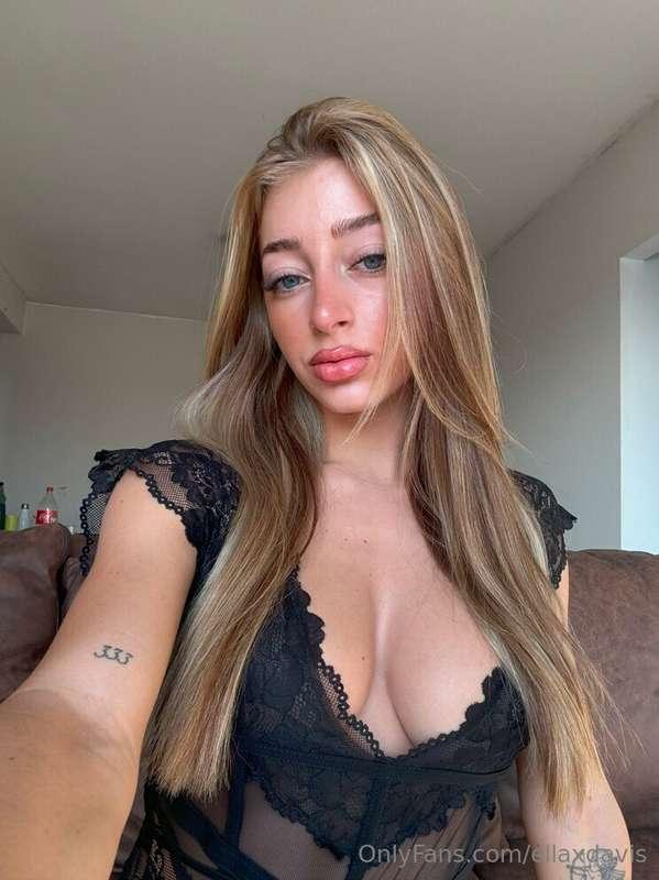 Onlinee right now messagee meee 😊