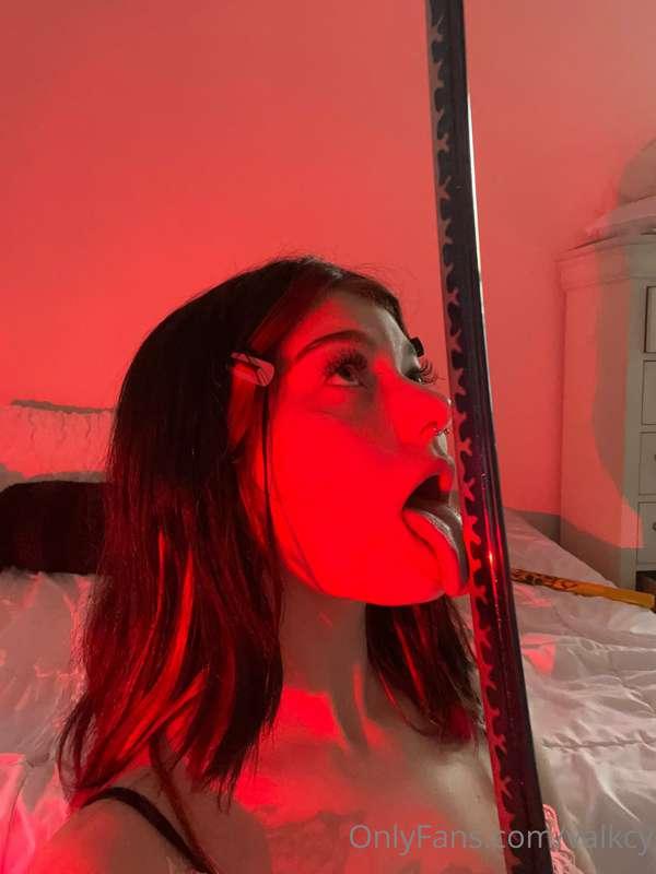 what that tongue do? a lot.