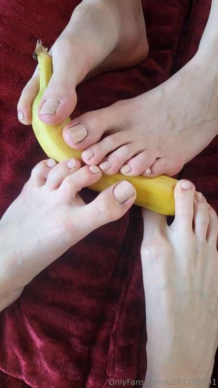 Banana is our favorite fruit 🍌🍌🤤🤤