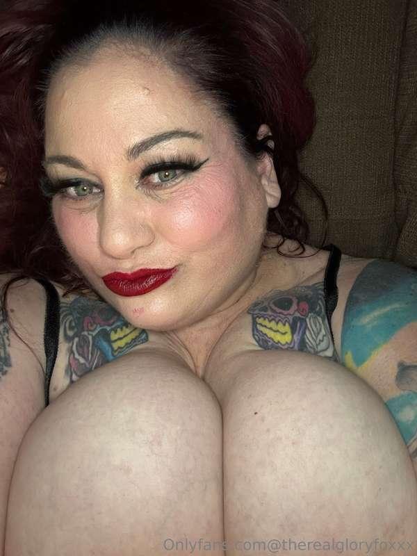 Red lipstick and big tits 💋