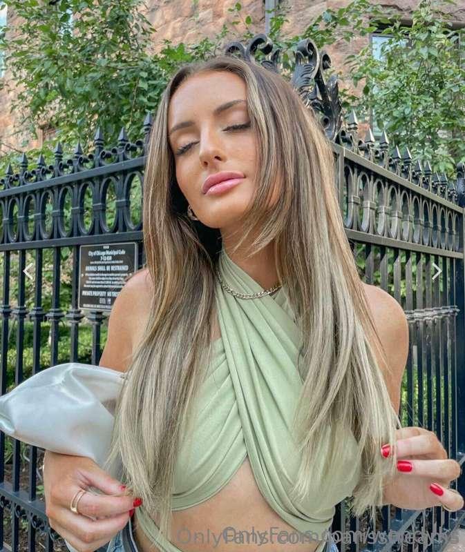 BLONDE BABE @parisstreams is new on onlyfans and is ready to..