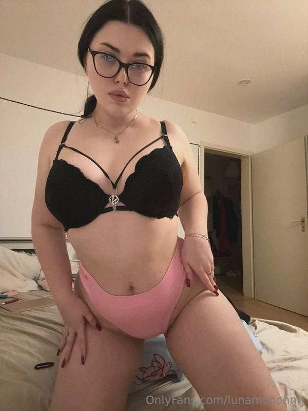 I'm so lonely on this big bed...😋💘Can you keep me company? 💦..