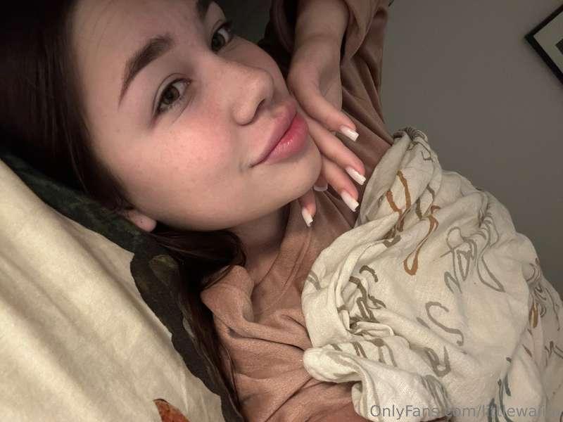 Would you like to lie next to me?😋
