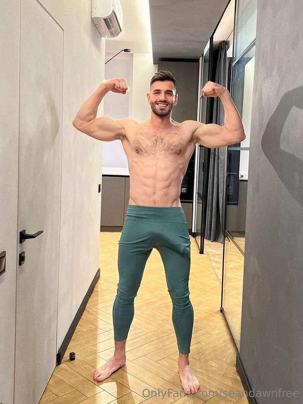 The real GAY 🏳️‍🌈 with monster cock 🍆🤤@therealjays 😍His cock..