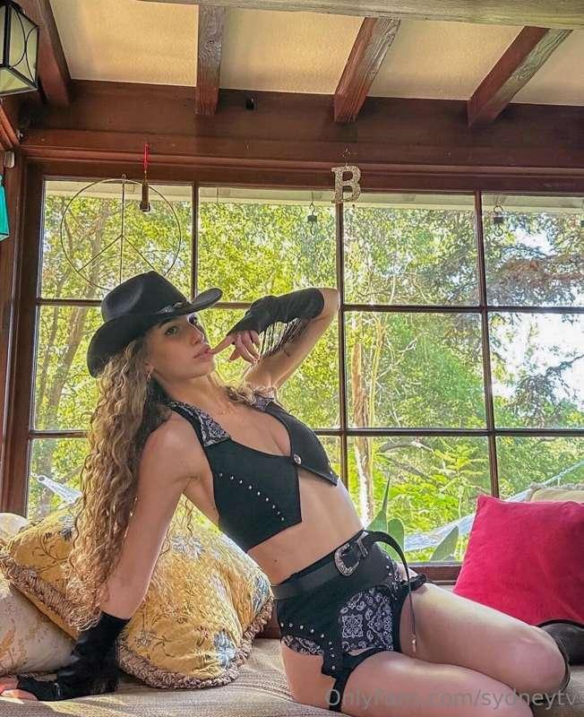 howdy 🤠 @sydneyvmayy