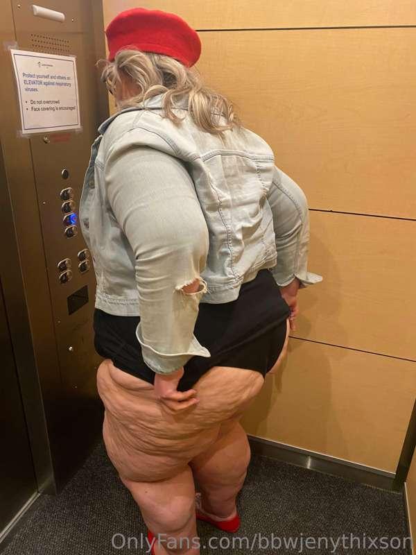 When you get caught in the elevator fixing your spanx😳