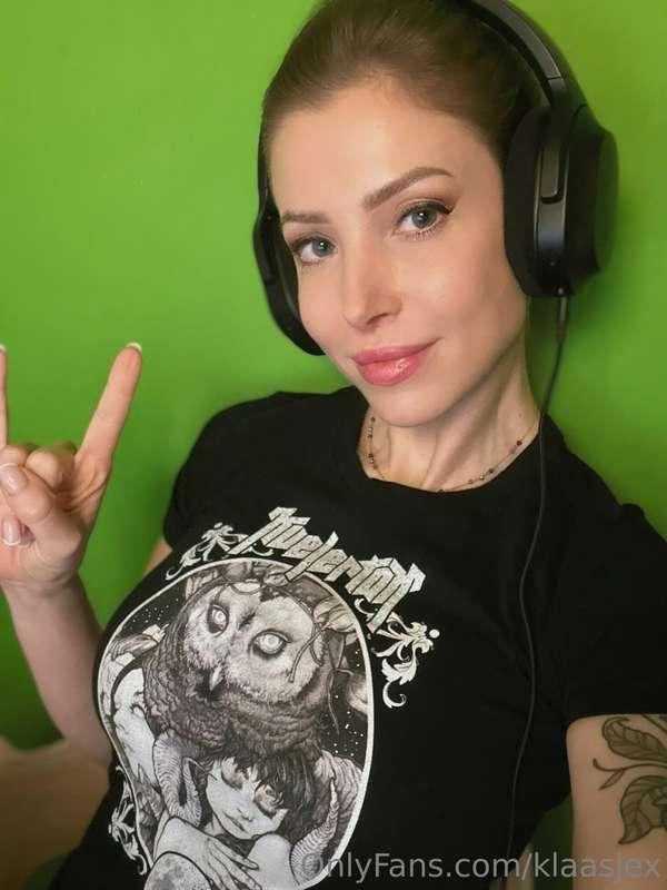 Who can guess what my favorite band is? 🤭