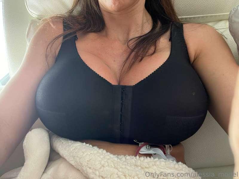 Hi everyone!! As promised a little update.. relaxing at home..