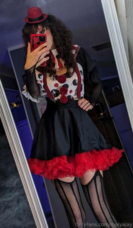 Wanna see me make this toy disappear?;) 🎈Also, happy Hallowe..
