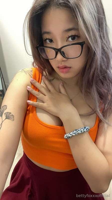 Let me distract you 👉MEY 😇
Cute girl MEY playing with her pu..