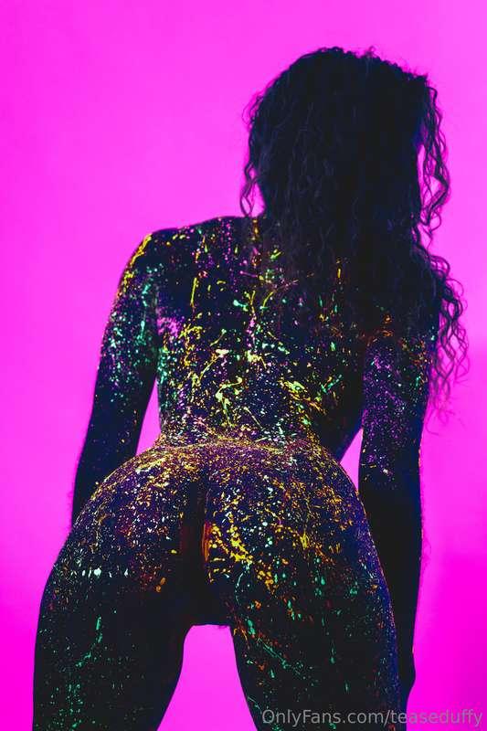 Let’s have glow in the dark sex👅